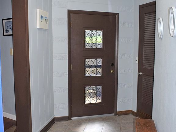 2nd image of 122 Pine St