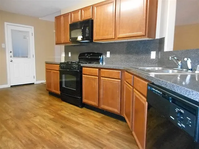 3 bed, 2.0 bath, 1810 sqft, $2,060 — Photo 3