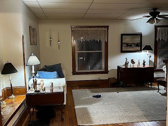 4th image of 210 E King St