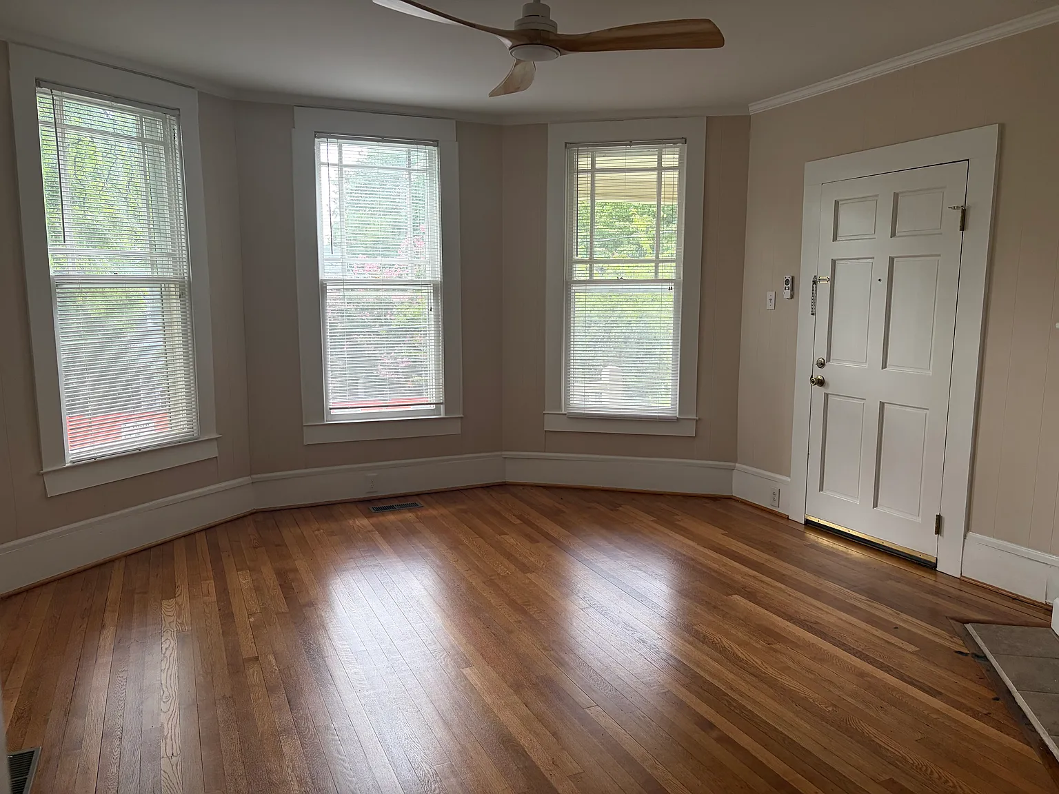 1 bed, 700 sqft, $1,200 — Photo 2