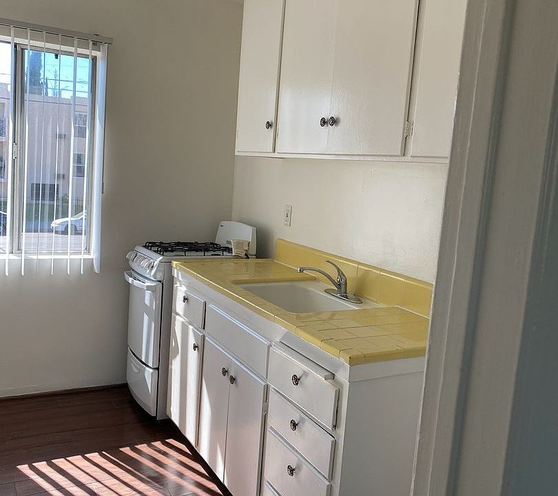 2nd image of 6820 Laurel Canyon Blvd APT 19