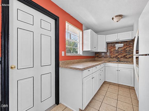 3rd image of 1057 Berkshire Rd