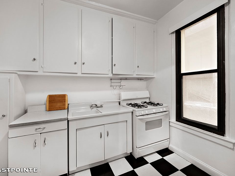 2nd image of 250-252 W 22nd St