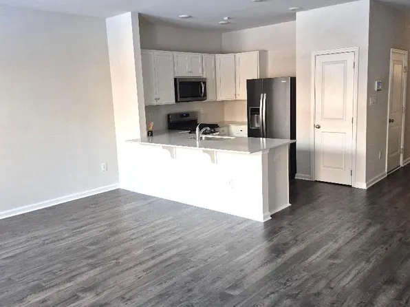 325 Mazzeo Dr, Glassboro, NJ 08028