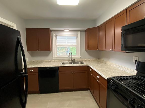 2nd image of 3020 Glenmore Ave #2