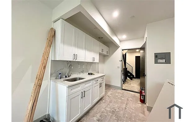 Building Photo - 1020 Rutland Rd #2B