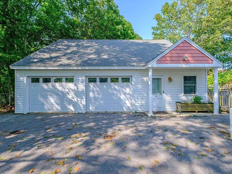22 Cedar St
