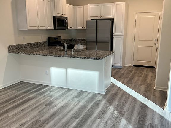 3rd image of 983 Holly Leaf Ln