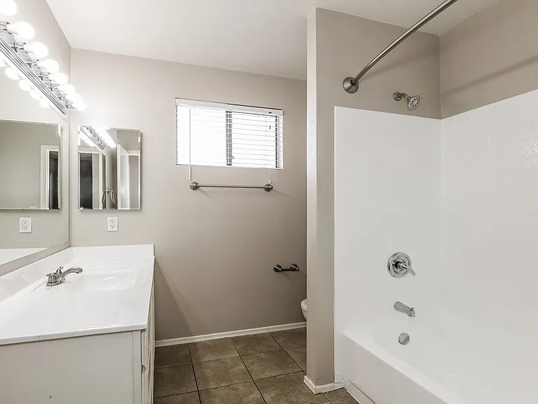 5215 W Diana Ave — Photo 15