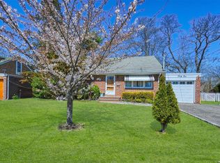 41 Tudor Rd, Farmingdale, NY 11735