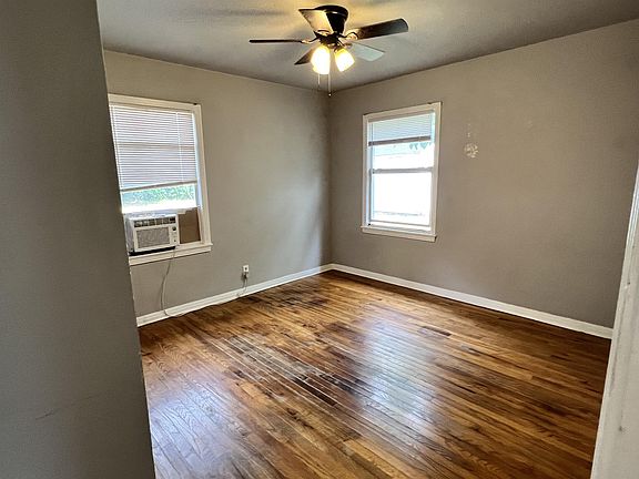 4th image of 128 E Comay Cir