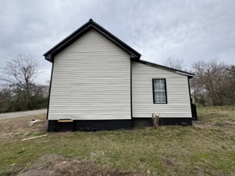 3 bed, 1.0 bath, 1198 sqft, $1,200 — Photo 2