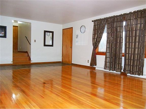 4th image of 2261 Willow Dr