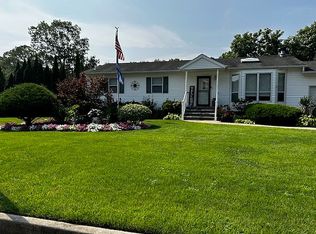 4 Kristal Ct, Coram, NY 11727