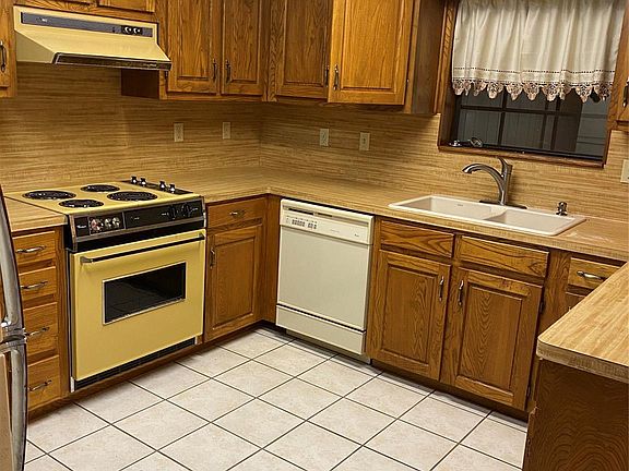 2nd image of 118 Briarwood Ln