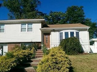 11 Fleetwood Rd, Woodbridge, NJ 07095