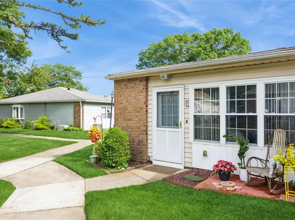 423 Woodbridge Drive #A, Ridge, NY 11961