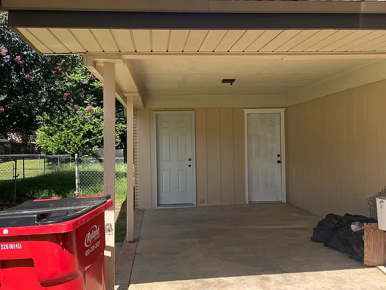 105 Valencia Cir — Photo 3