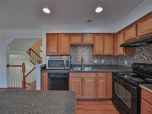 5th image of 15 Gold Rose Ln