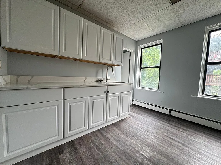197 S Leonard St #11 — Photo 8