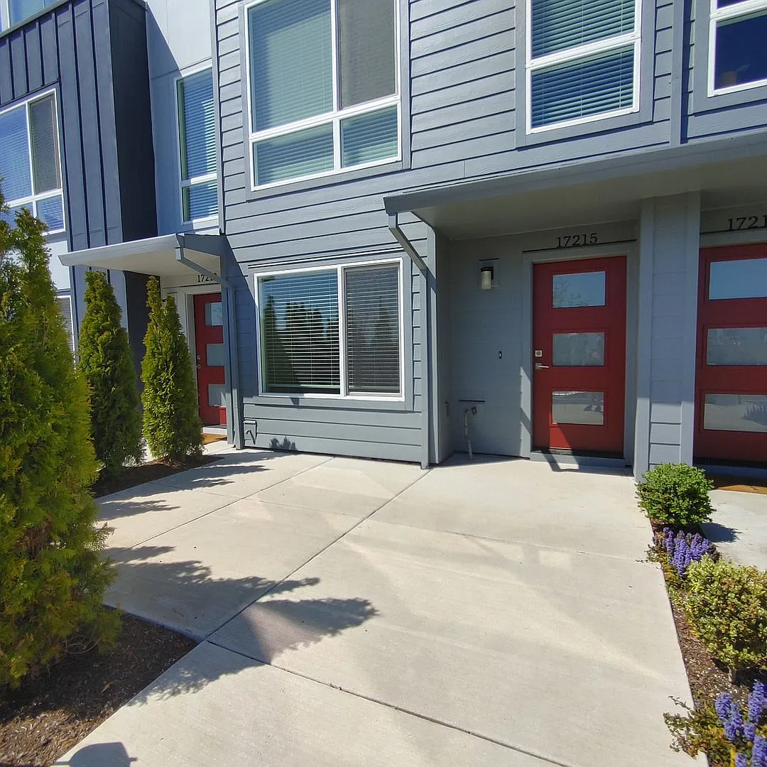 Stunning Newer Construction Home With 2 Master Suites Located in the Desirable Mountainside Heigh... — Photo 2