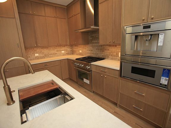 4th image of 1029 N Winchester Ave #2