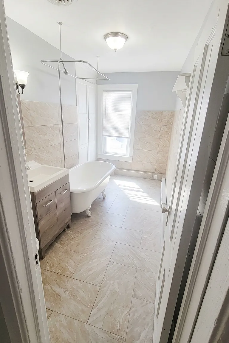 3 bed, 900 sqft, $1,895 — Photo 2