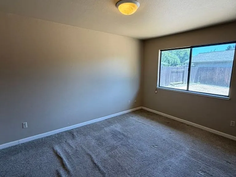 1643 Ashley Ave — Photo 8