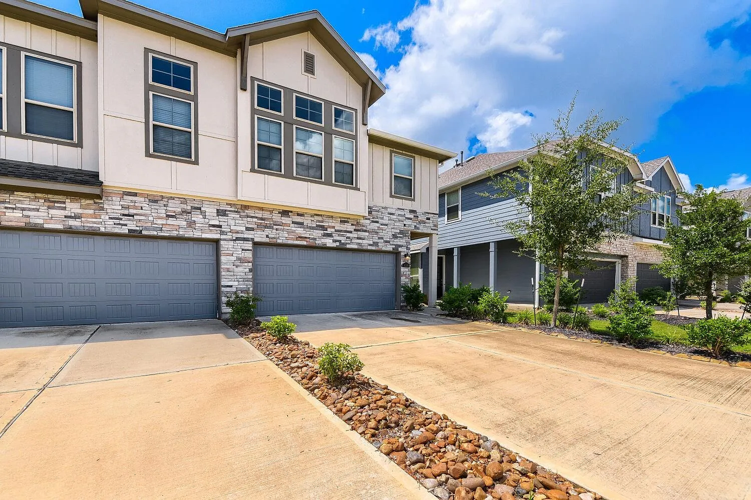 3 bed, 2.5 bath, 1912 sqft, $2,400 — Photo 3