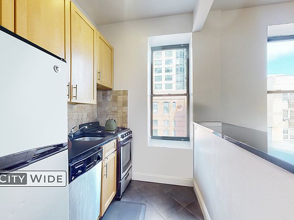 5th image of 1592 1st Ave #4C