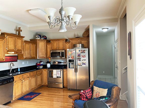 4th image of 8293 Montrose Dr