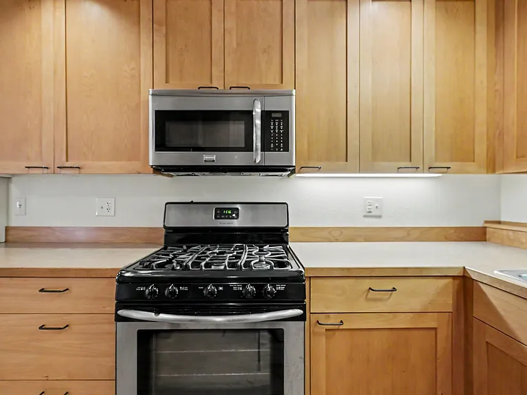 2060 John St S — Photo 16