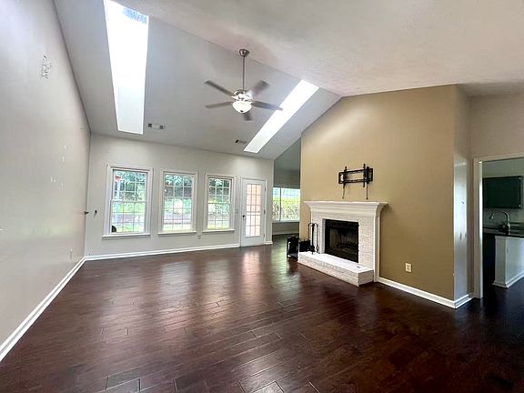 4th image of 470 Clearwater Pl