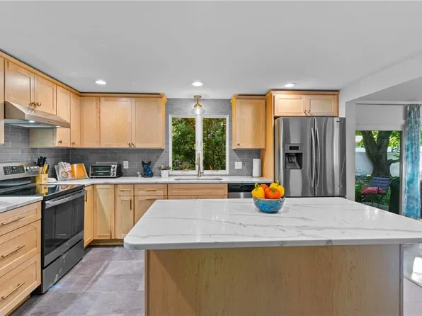 50 Apple Tree Ct, North Kingstown, RI 02852