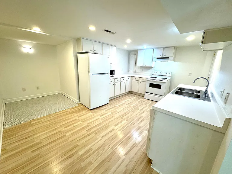 567 Whispering Hills Dr #B — Photo 9