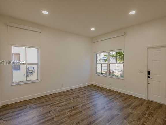 5th image of 825 Tanglewood Cir
