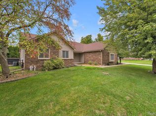 19157 Hillcrest St, Livonia, MI 48152