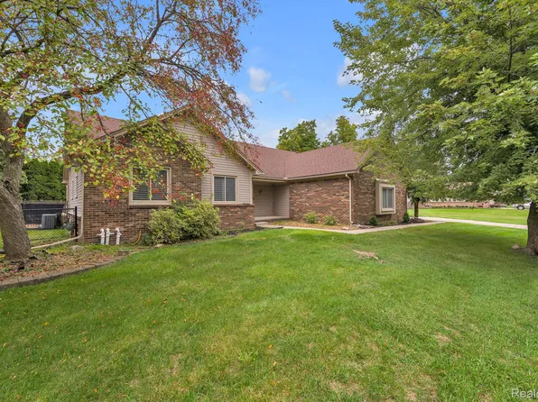 19157 Hillcrest St, Livonia, MI 48152