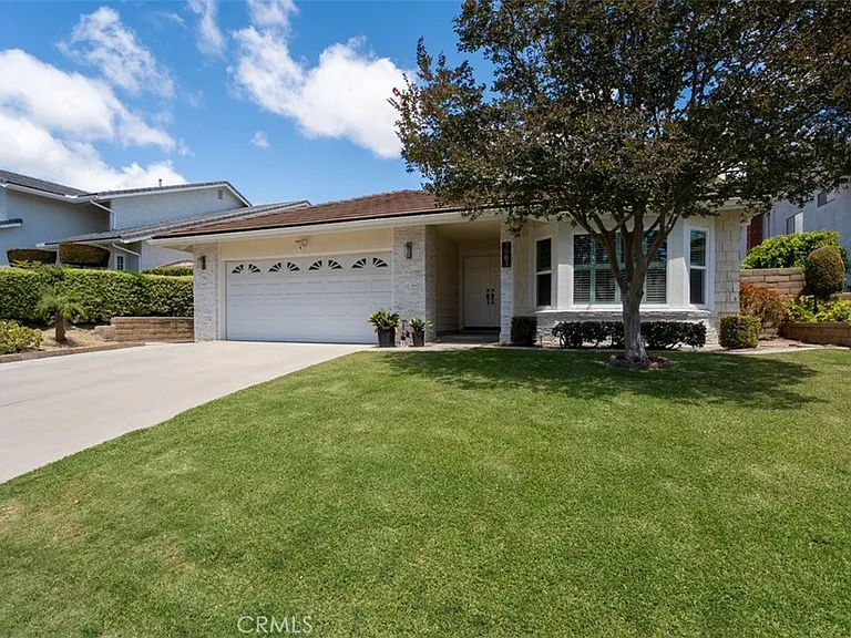 1981 Berkshire Dr — Photo 3