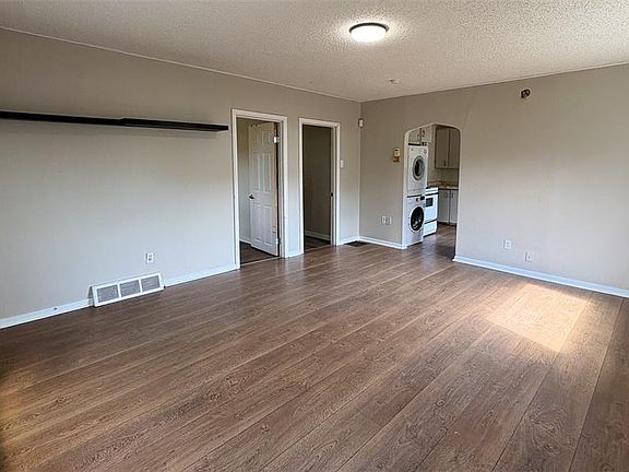 5th image of 647 ROBINSON STREET