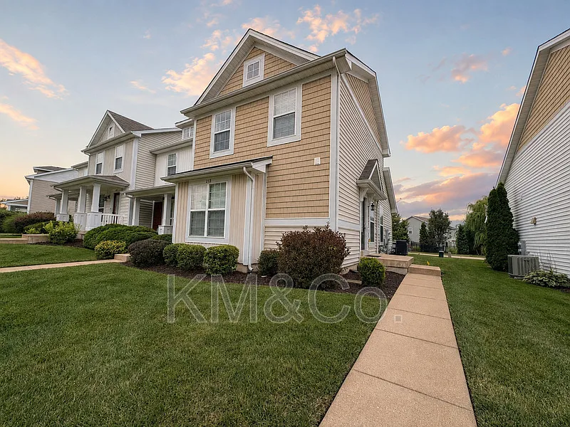 3 bed, 2.0 bath, 1339 sqft, $2,195 — Photo 2