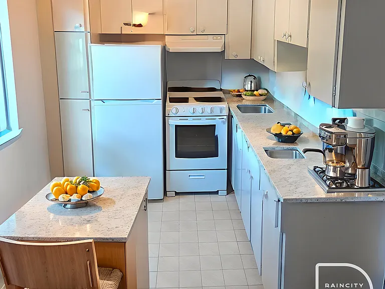 1550 Duchess Ave #501 — Photo 7