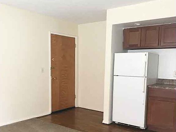 3rd image of 922-926 S Ludlow Ave #926-05