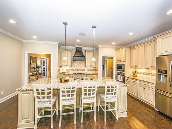 4th image of 414 Caravella Dr