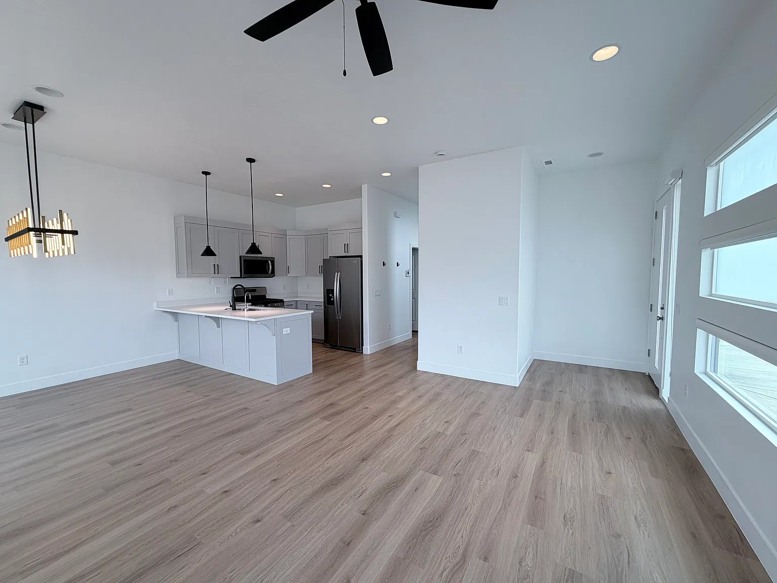 3 bed, 2.5 bath, 1799 sqft, $2,200 — Photo 2