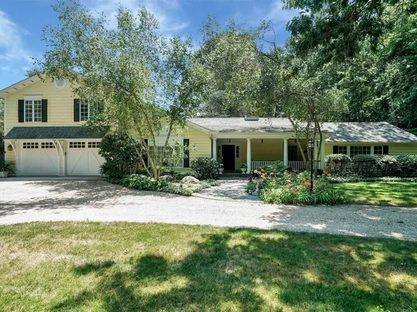 561 Remsen Ln, Oyster Bay, NY 11771