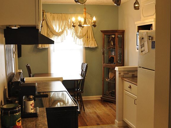 5th image of 413 Hillcrest Dr