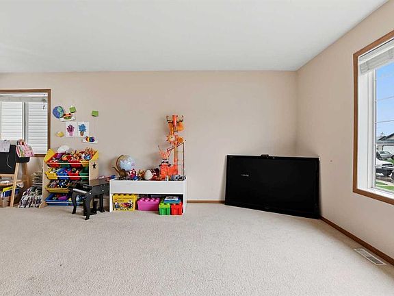 4th image of 5812 E Seventy Avenue Close