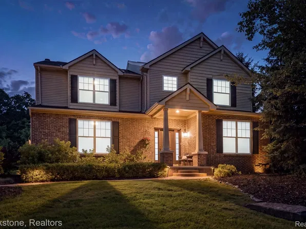 1161 Glass Lake Cir, Oxford, MI 48371