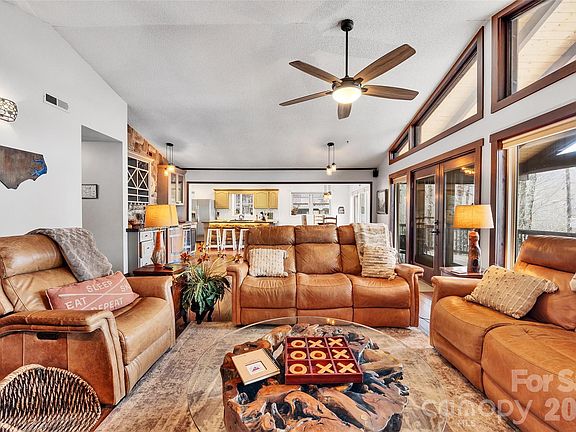 5th image of 202 Tamarack Rd